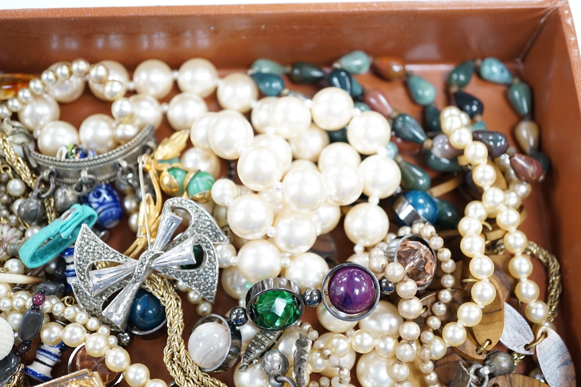 A quantity of assorted costume jewellery, including agate necklace and yellow metal and seed pearl brooch.